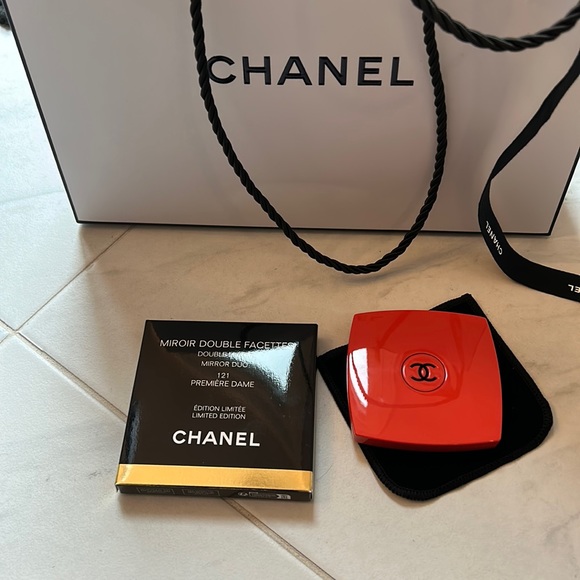 CHANEL Other - Chanel limited edition Premiere Dame compact mirror